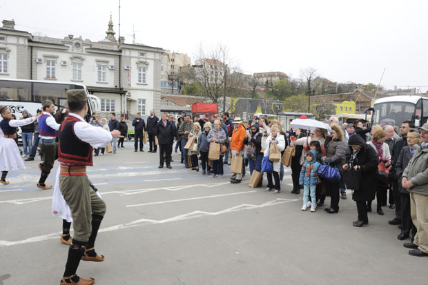 Јапанци играли коло и пили шљивовицу